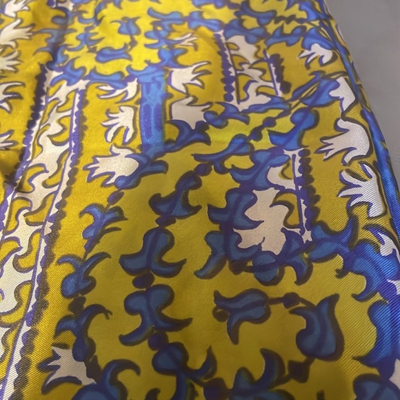 Vanna silk scarf as we all know silk class for decades - Picture 2 of 3